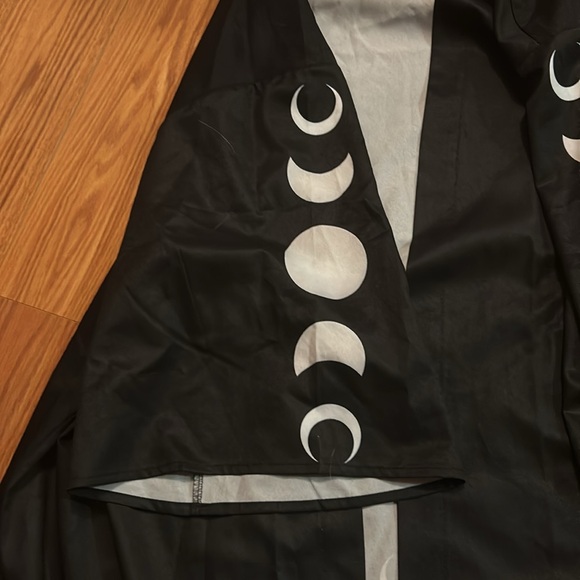 Robe - Picture 2 of 3